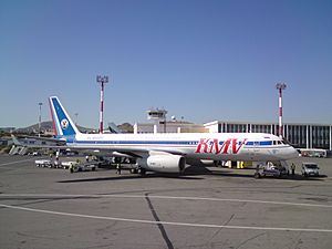 Archivo:KMV Tu 204-100 in Heraklion