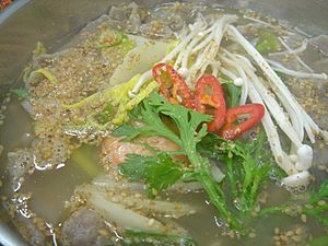 Archivo:Korean noodle-Memil guksu-01