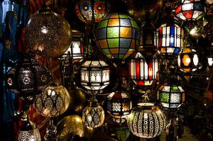 Archivo:Lámparas, Djemaa el Fna -- 2014 -- Marrakech, Marruecos
