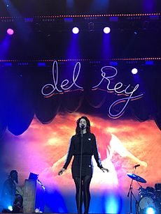 Archivo:Lana Del Rey at Flow Festival 2017 (7)