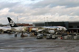 Archivo:London 12 2012 LHR 4836