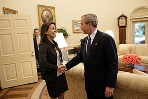 Archivo:Maria Corina Machado (Sumate) meets George W. Bush (2002)