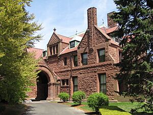 Archivo:McAuley Hall, Salve Regina University, Newport RI