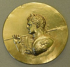Archivo:Medaglioni dorati di abukir-berlino, 211-235 dc ca., busto di caracalla con lo scudo di alessandro e alessandro con nike, 01