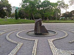 Archivo:Memorial El ojo que llora (monolito)