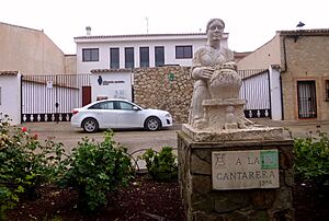 Archivo:Mota del Cuervo - Plaza de la Cruz Verde, Monumento a la Cantarera 1