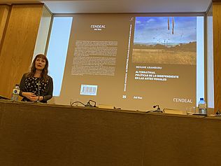 Archivo:Nekane Aramburu presentando su libro Alternativas políticas de lo independiente