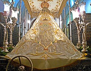 Archivo:Nuevo Manto Virgen del Carmen Pozuelo de Calatrava