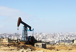Archivo:Oil pump in Baku