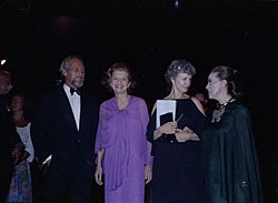 Archivo:Paul Newman, First Lady Betty Ford, Joanne Woodward, and Martha Graham at Reception Following the Martha Graham 50th Anniversary Gala Celebration at the Uris Theater in New York City - NARA - 30805897