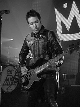 Pete Wentz en un concierto el 26 de mayo de 2013.jpg