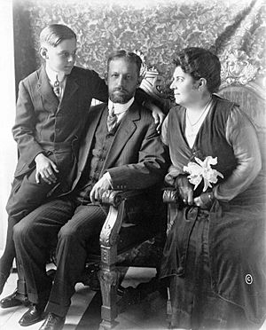 Archivo:President Mario Menocal with his wife and son