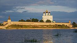 Pskov asv07-2018 Kremlin before sunset.jpg