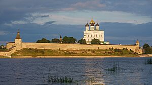 Archivo:Pskov asv07-2018 Kremlin before sunset