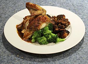 Archivo:Roasted Chicken Dinner Plate, Broccoli, Stuffing, Potatoes, Demi Glace