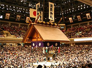 Archivo:Ryogoku Kokugikan Tsuriyane 05212006