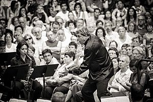 Archivo:Salvador Brotons dirigint la Banda Municipal de Barcelona 02