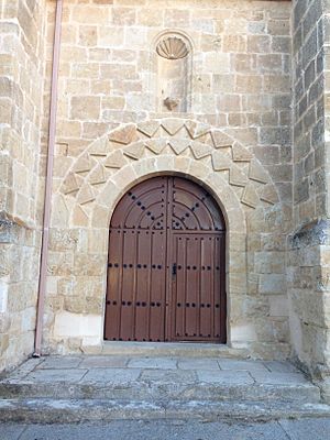 Archivo:Santa Clara de Avedillo. Iglesia de nuestra señora de la Asunción. Portada románica