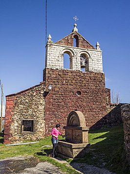 Iglesia roja de Serracín, en la ruta de los pueblos rojos, negros y amarillos de Segovia.