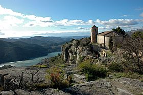 Siurana - Pantà i església.JPG