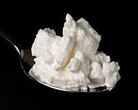 Archivo:Skimmed milk quark on spoon