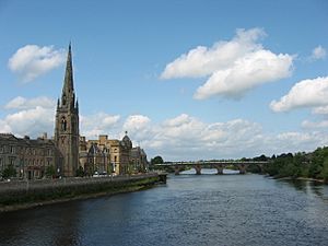 Archivo:St. Matthew's Church and Smeaton's Bridge
