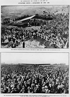 Archivo:StateLibQld 2 117180 Crowd scenes at Brisbane and New Zealand, to greet Charles Kingsford Smith and his aeroplane Southern Cross, 1928