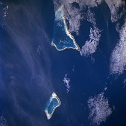 Archivo:Tarawa Maiana STS088-707-6