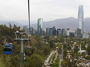 Archivo:Teleférico de Santiago, en el Cerro San Cristóbal. Santiago de Chile
