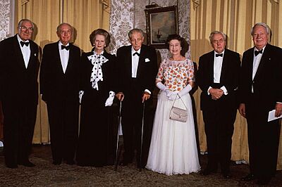 Archivo:The Queen in Downing Street in 1985 to mark the 250th anniversary of Robert Walpole's occupancy of No.10
