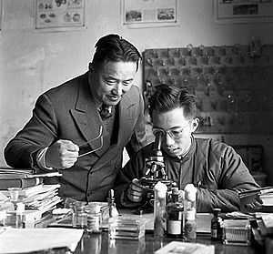 Archivo:The scientists of ZJU were working in the war period