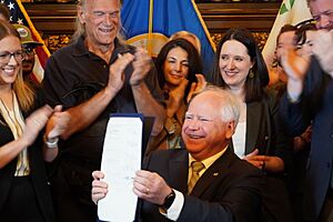 Archivo:Tim Walz Jesse Ventura cannabis bill