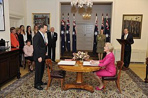 Archivo:Tony Abbott being sworn in by Quentin Bryce (1)