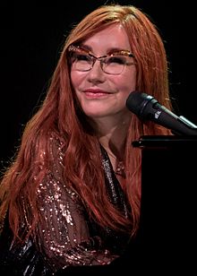 Tori Amos 12 01 2017 -35 (25495988058).jpg