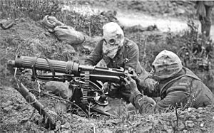 Archivo:Vickers machine gun crew with gas masks