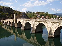 Archivo:Visegrad Drina Bridge 1