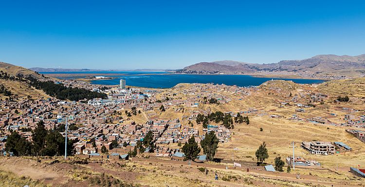 Archivo:Vista de Puno y el Titicaca, Perú, 2015-08-01, DD 62