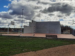 Archivo:Zona deportiva de San Adrián del Valle (León)