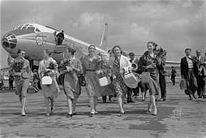 Archivo:Aankomst solisten van het Bolshoiballet op Schiphol, de danseressen op het platf, Bestanddeelnr 911-3243