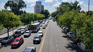 Avenida José Ignacio de la Roza desde Puente Cívico, ciudad de San Juan, Argentina