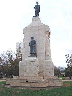 Archivo:Bahía Blanca - Monumento Bernardino Rivadavia