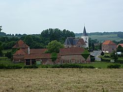 Bailleul-lès-Pernes (Pas-de-Calais, Fr) vue du village et son église PA00108188.JPG