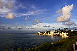 Archivo:Beach-Resort