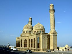 Archivo:Bibi Heybat Mosque Baku 1