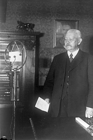 Archivo:Bundesarchiv Bild 102-12888, Paul von Hindenburg vor Mikrofon