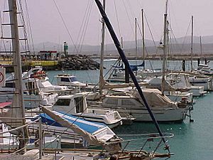 Archivo:Caleta de Fustes puerto deportivo Fuerteventura