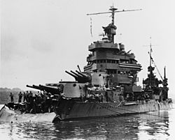 Archivo:Damaged USS Minneapolis (CA-36) at Tulagi on 1 December 1942, after the Battle of Tassafaronga (80-G-211215)