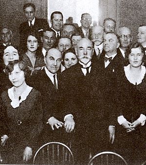 Archivo:Denikin and Russian emigration in Paris, 1930-th