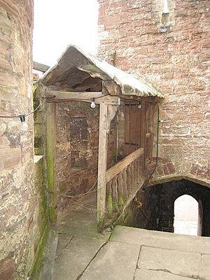 Archivo:Edward II's cell - geograph.org.uk - 585477