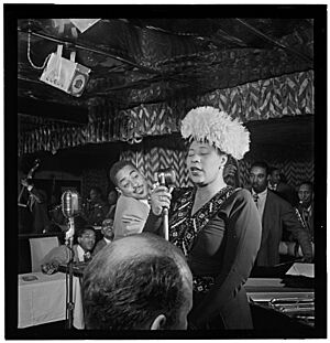 Archivo:Ella Fitzgerald, Dizzy Gillespie, Ray Brown, Milt Jackson, and Timmie Rosenkrantz, Downbeat, New York, N.Y., ca. Sept. 1947 (William P. Gottlieb)